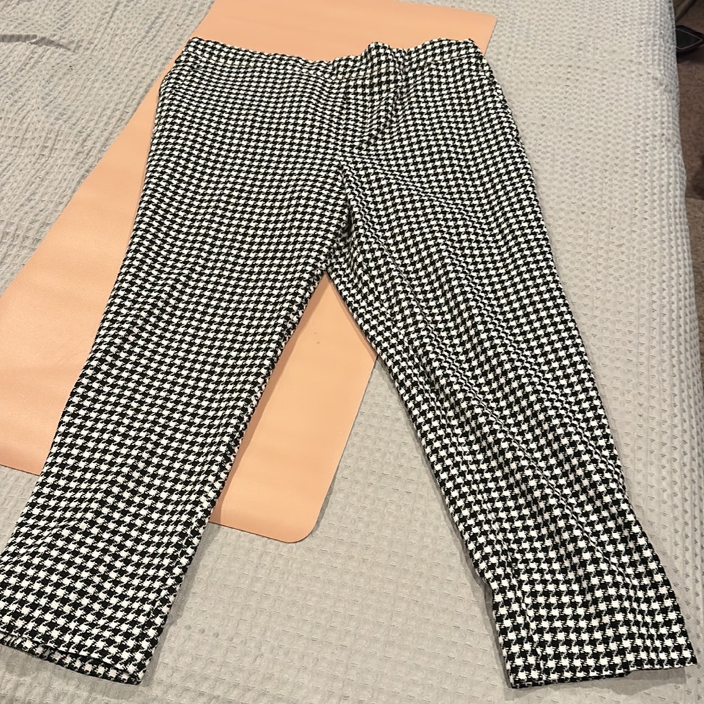 Pull on Capri pants blk/wht houndstooth